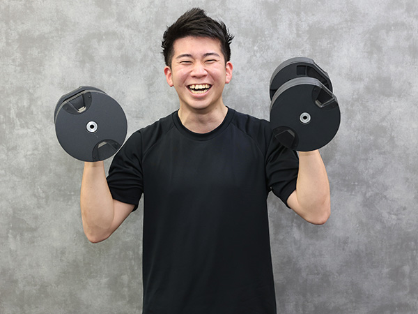 ダンベルを上げる先生